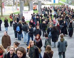 Manifestation contre la loi Pécresse et la LRU… Témoignages sur le campus de Rennes 2